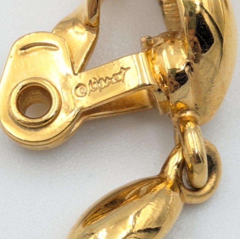 Vintage signed Monet gold tone clip on earrings - Picture 3 of 4